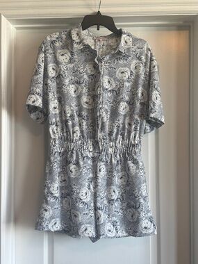 BCBGeneration White and Navy Printed Short-Sleeve Romper